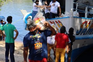 Imagem da notícia - Governo do Amazonas e parceiros atendem mais de 200 indígenas em Ação Solidária na Praia do Tupé