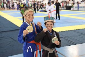 Imagem da notícia - Campeãs indígenas: Irmãs conquistam ouro no Campeonato Amazon Grand Slam de Jiu-Jitsu