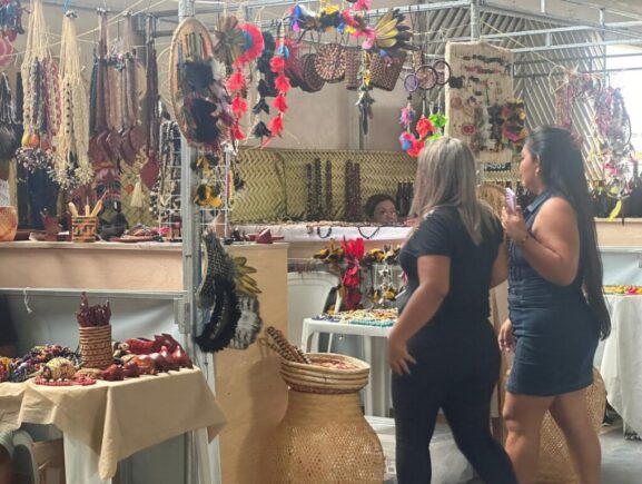 Feira da Eduardo Ribeiro terá artesanato das etnias indígenas Baré, Tikuna e Sateré-Mawé, neste domingo