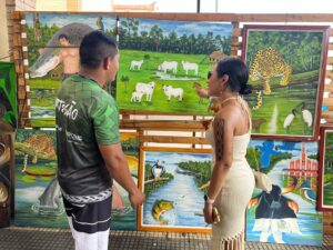 Imagem da notícia - <strong>A arte transformando vidas: Exposição de quadros surpreende turistas durante Festival de Parintins 2024</strong>