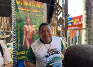 Imagem da notícia - Festival de Parintins 2025: Cachaça indígena conquista visitantes na 5ª Feira de Artesanato